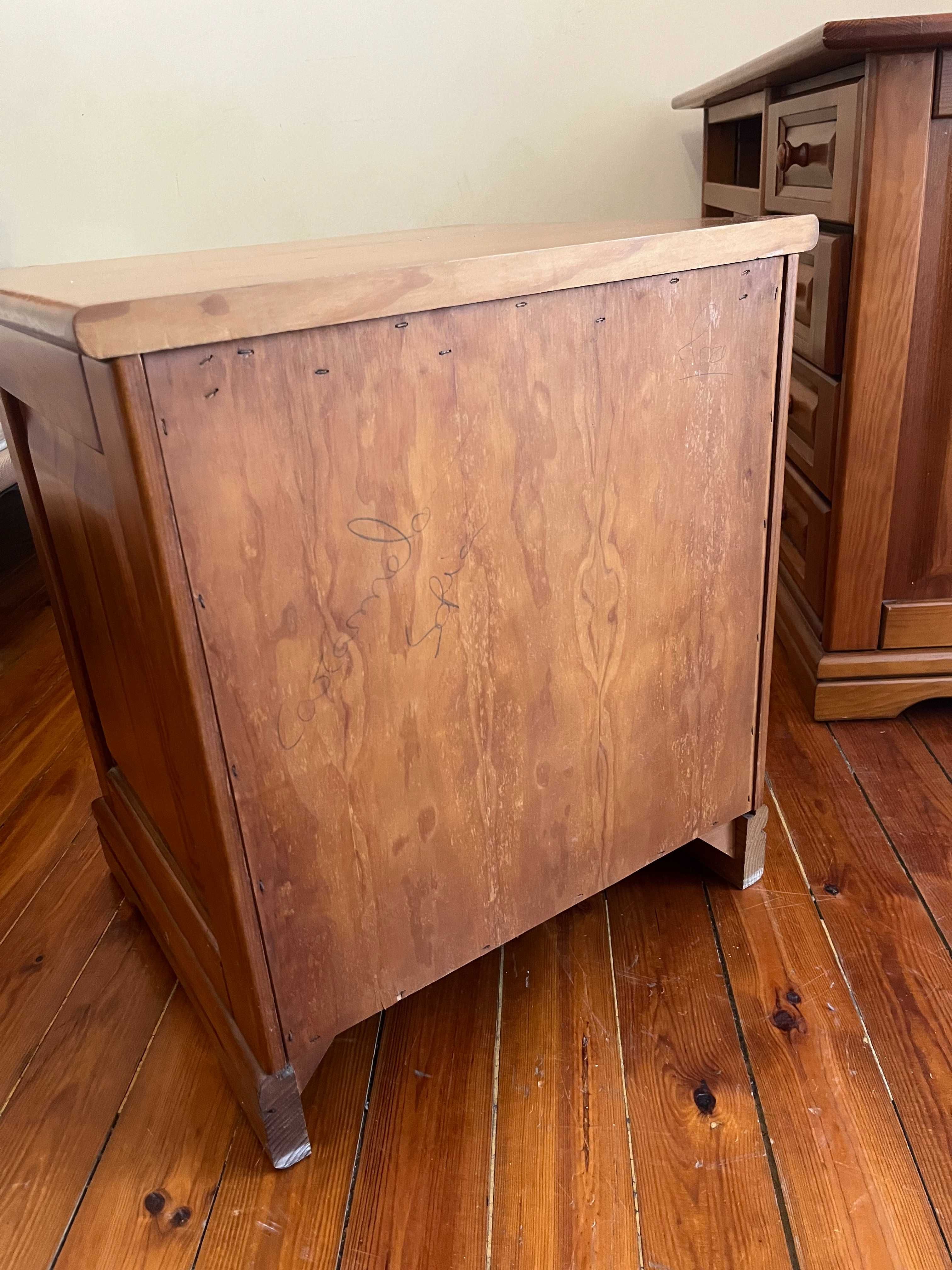 Mesa de Cabeceira em Madeira Maciça com 3 Gavetas