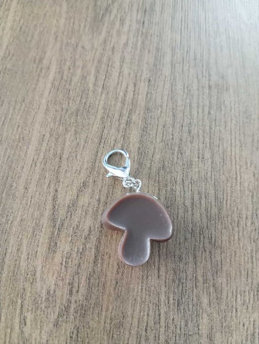 Brelok, zawieszka z brązowym grzybkiem