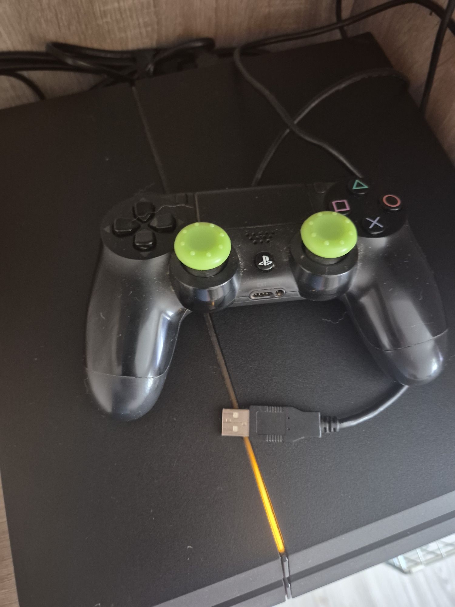 Sprzedam konsole Ps4 1TB