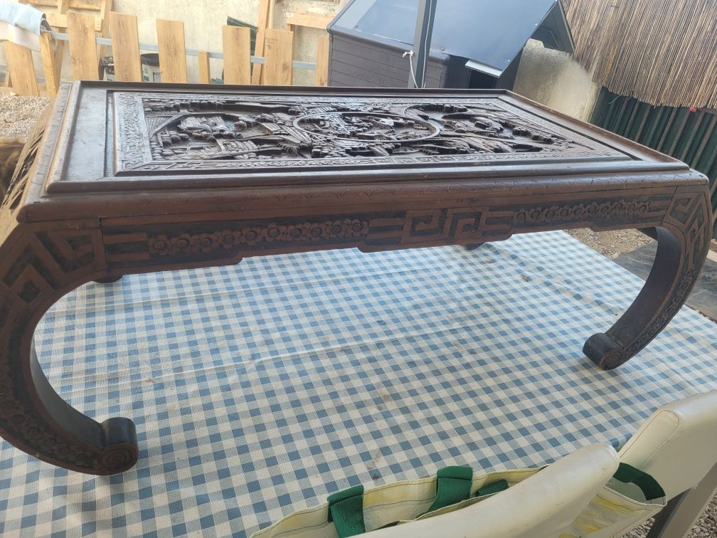 Mesa de Centro Oriental Antiga em Madeira Entalhada à Mão