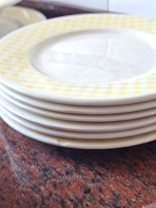 Serviço loiça branco e amarelo