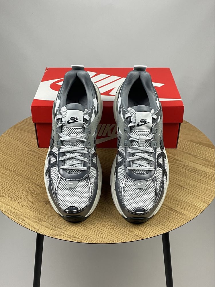 Кросівки Nike V2K Run (EU 44) оригінал сірі чоловічі FD0736-003