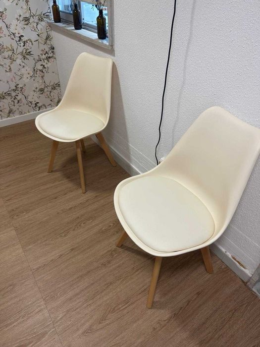 Cadeiras com assento macio e pernas de madeira.