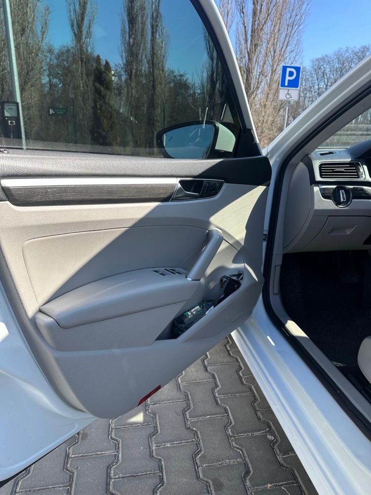 VOLKSWAGEN PASSAT SE 2018 рік 2.0 бензин