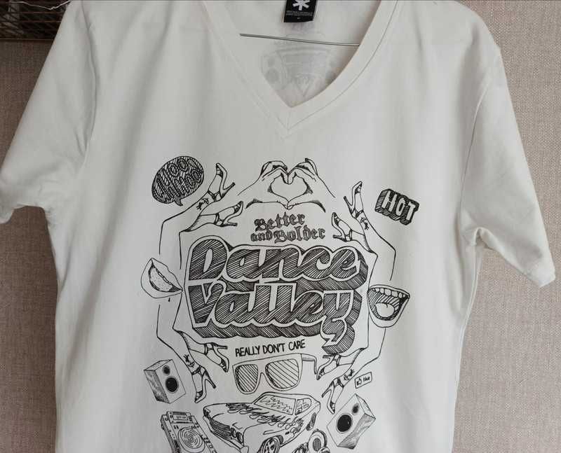 Bluzka męska typu T-shirt, biała z nadrukiem.