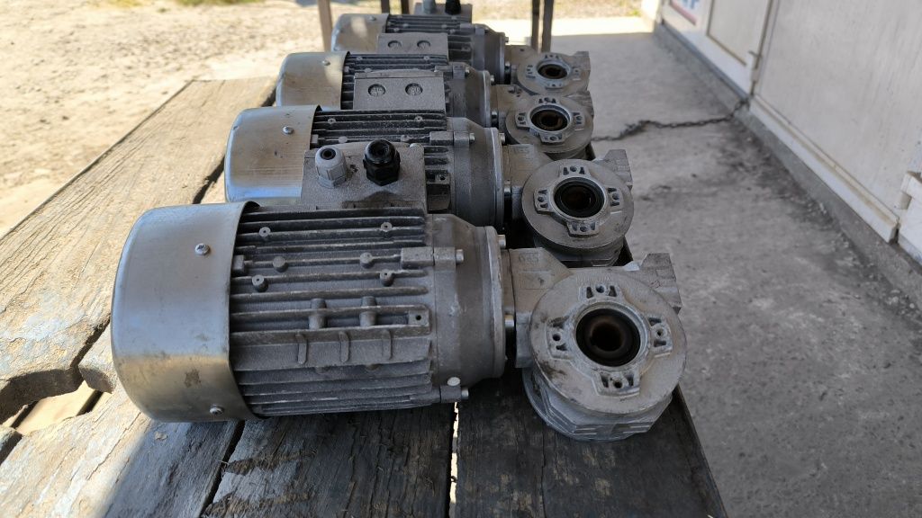 0,37 квт 200 об. Мотор редуктор Lenze. Электродвигатель с редуктором