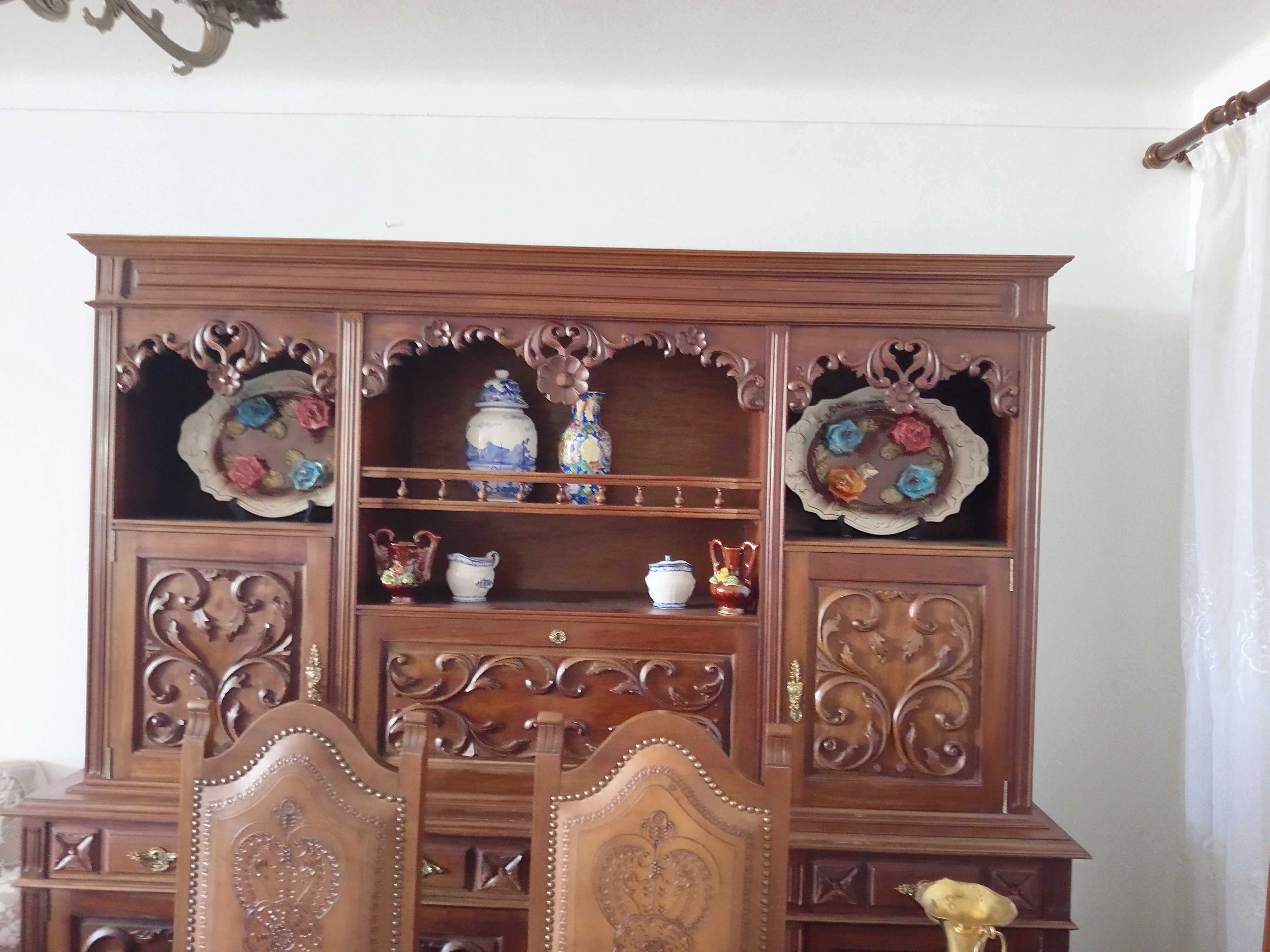 Conjunto de móvel + mesa e cadeiras.
