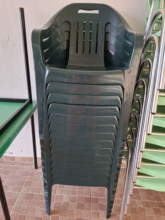 Várias mesas e cadeiras