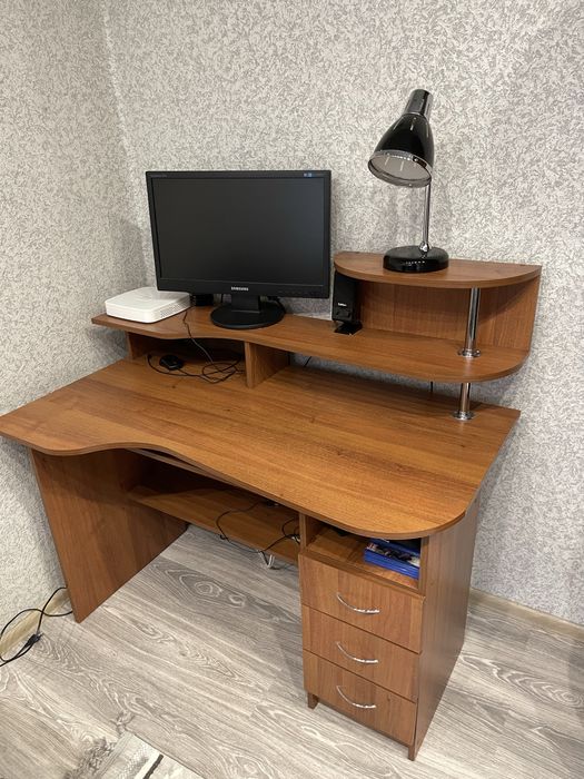 Компютерний столик,як новий.