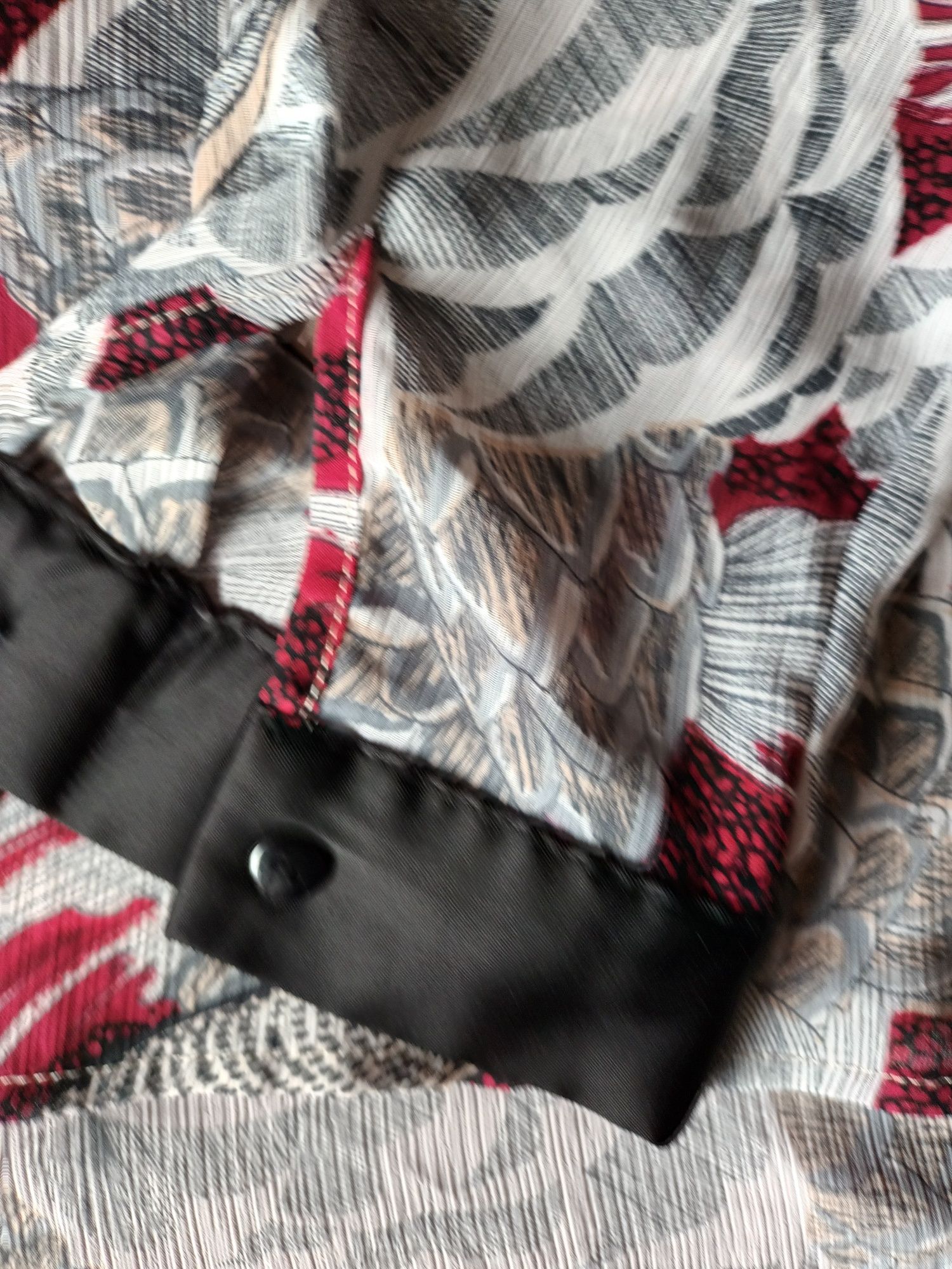 Túnica cinza, vermelho e preto