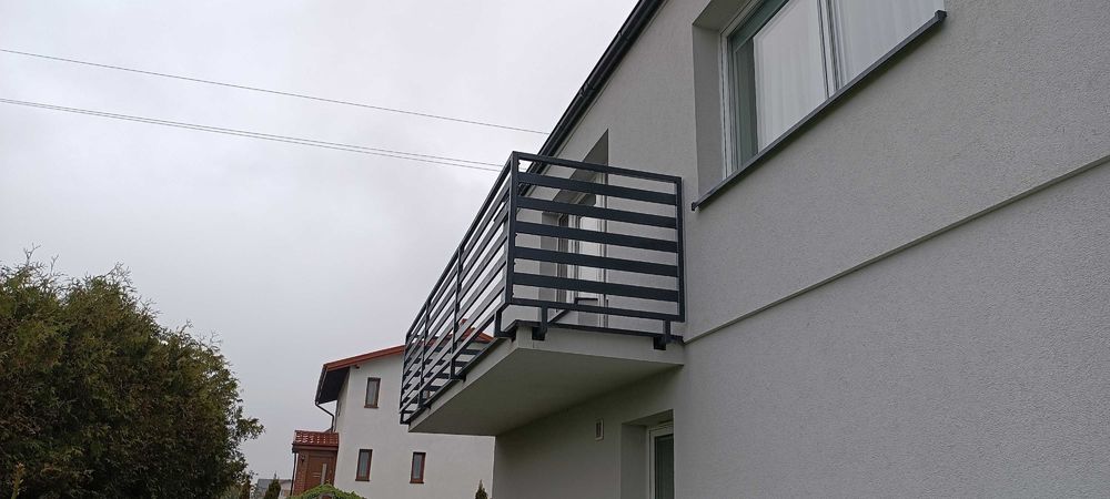 Balustrada balkonowa, barierka zewnętrzna malowana proszkow