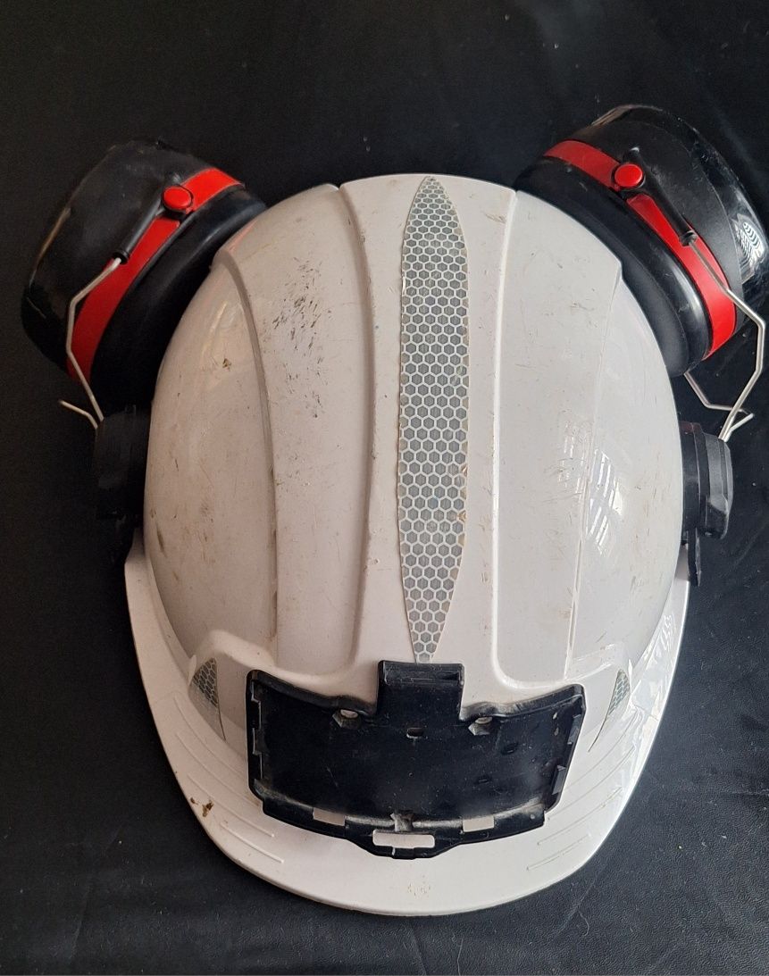 Kask biały JSP z nausznikami