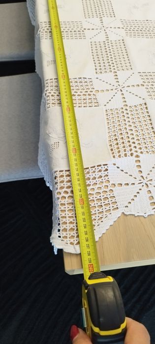 Toalha de bordados e linho.