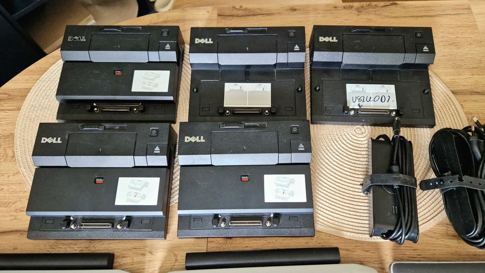 Zestaw 4 laptopy Dell, stacje dokujące Dell, zasilacze