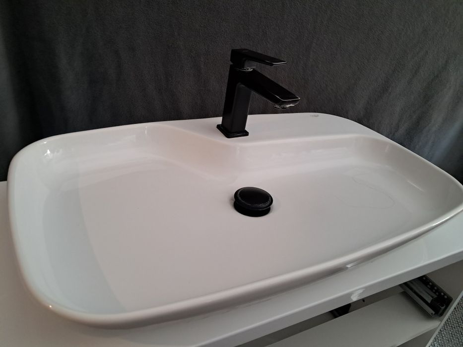 Umywalka nablatowa z szafką łazienkową