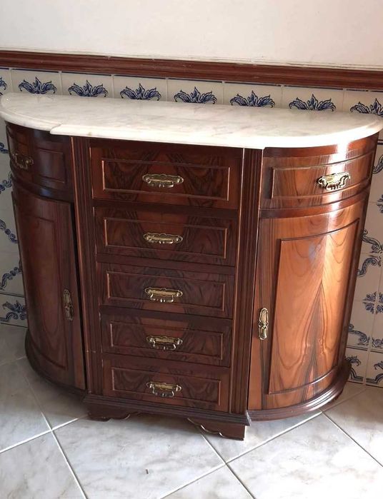 Aparador em madeira com tampo em mármore