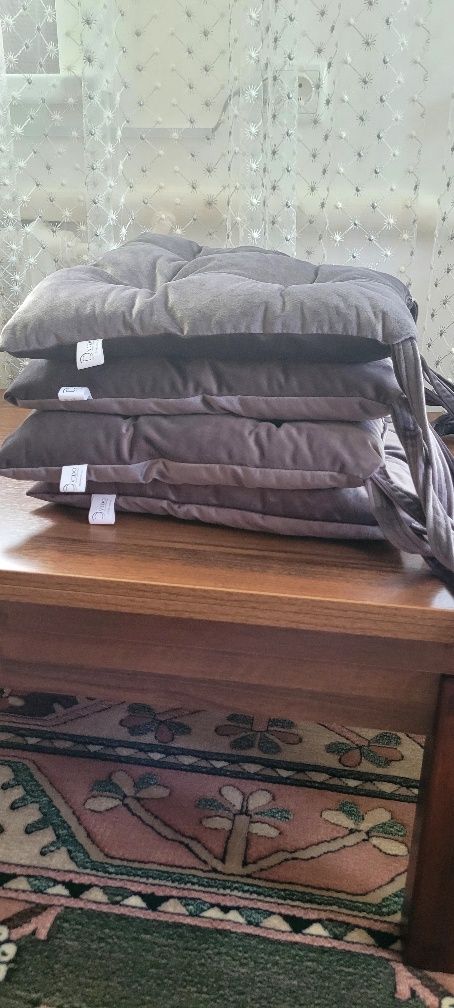 4 гарні подушки для стільців, табуретів, 35х35х8 велюрові