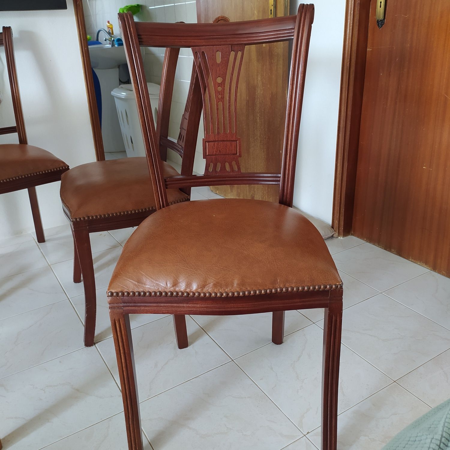 Mesa de jantar em madeira maciça com 6 cadeiras