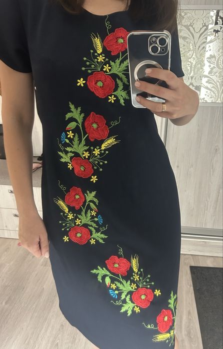 Вишита жіноча сукня