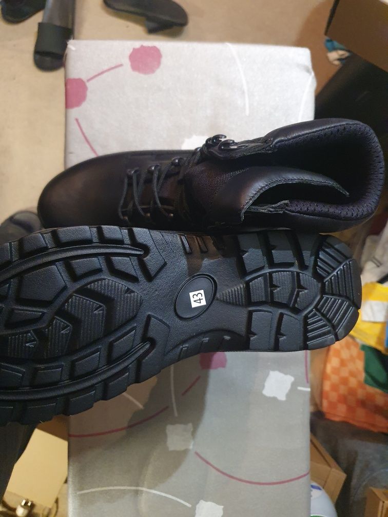 Buty wysokie na grubej podeszwie  rozmiar 43