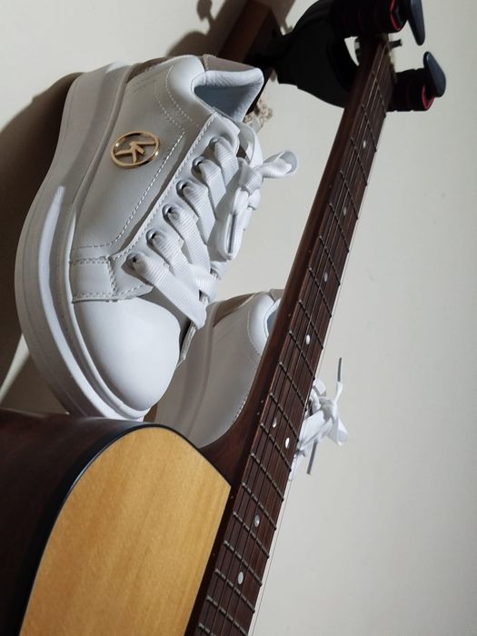 Sapatilhas brancas de mulher, nunca usadas