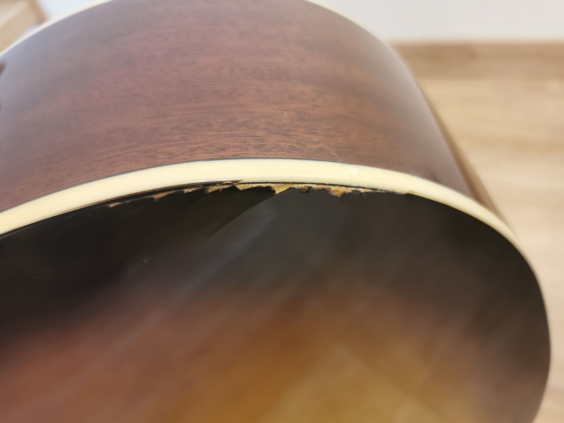 Sprzedam gitarę akustyczną Epiphone DR- 100 VS z futerałem i stojakiem