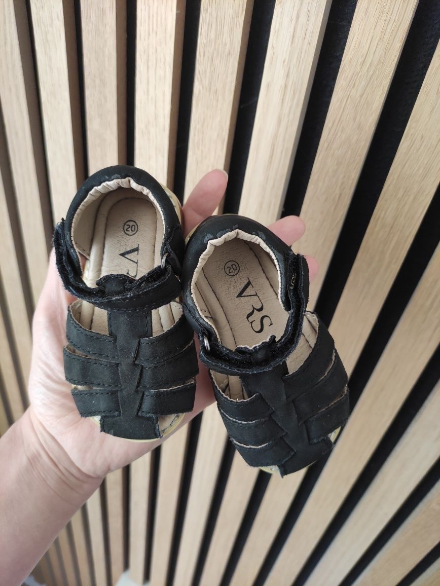 Czarne sandały dla dziewczynki rozmiar 20 VRS