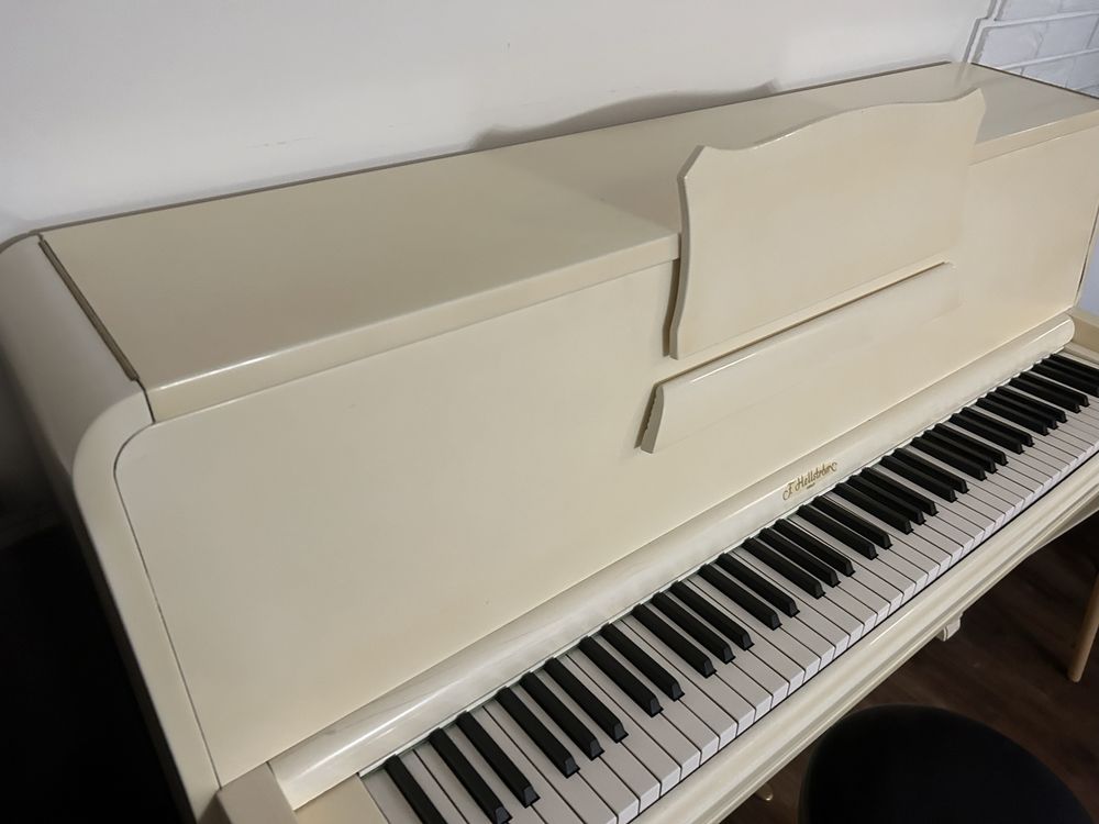 Biale/ kremowe pianino marki Hellstrom