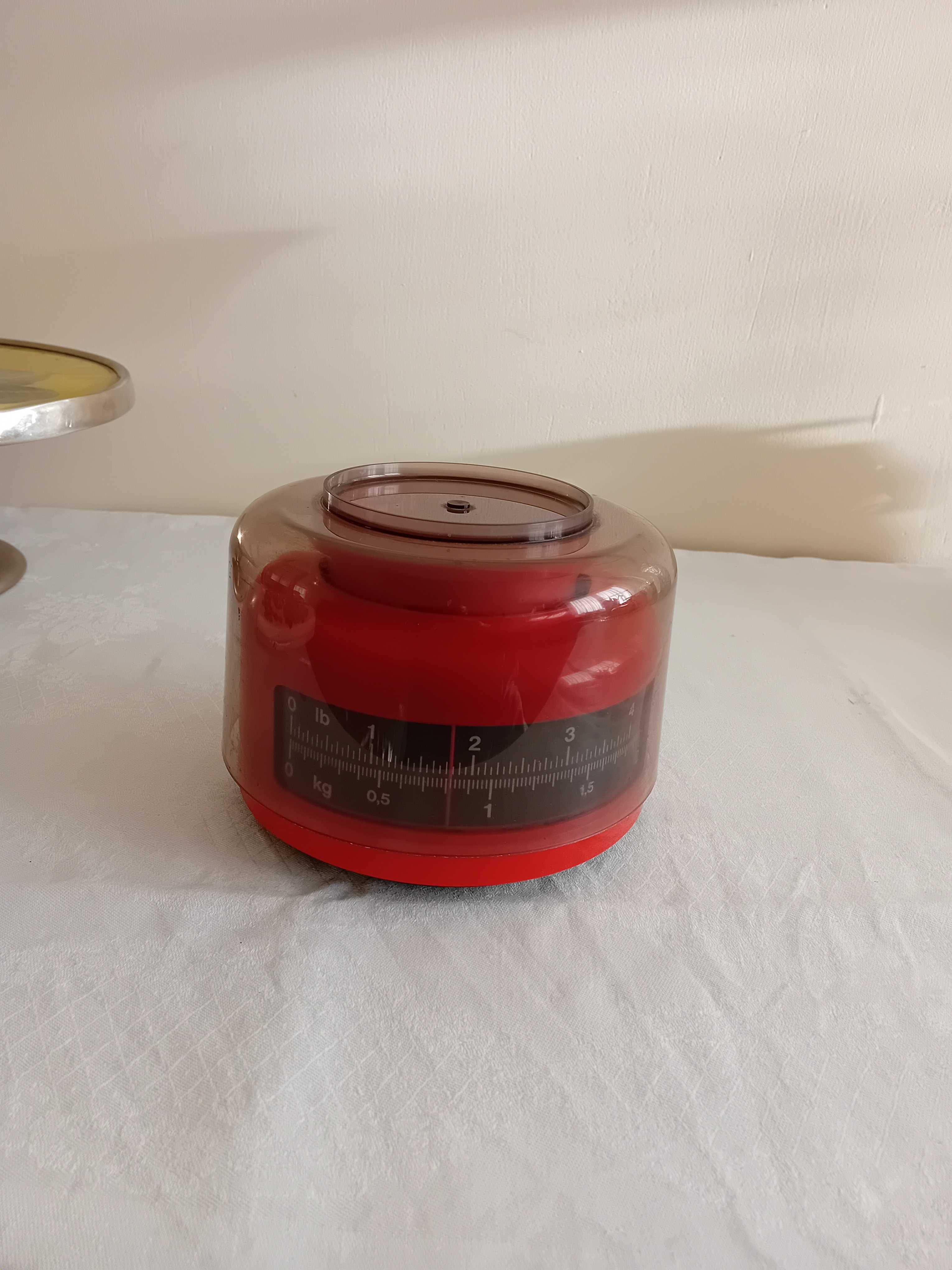 waga kuchenna vintage PRL , kolor czerwony do 2 kg.