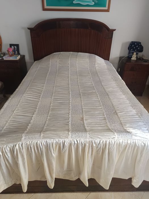Colcha de cetim e renda Linda