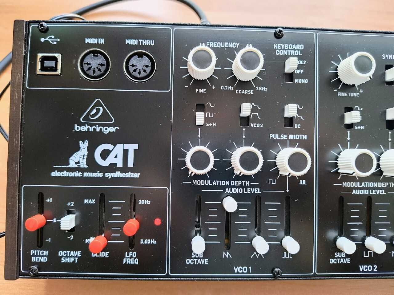 Syntezator Behringer CAT