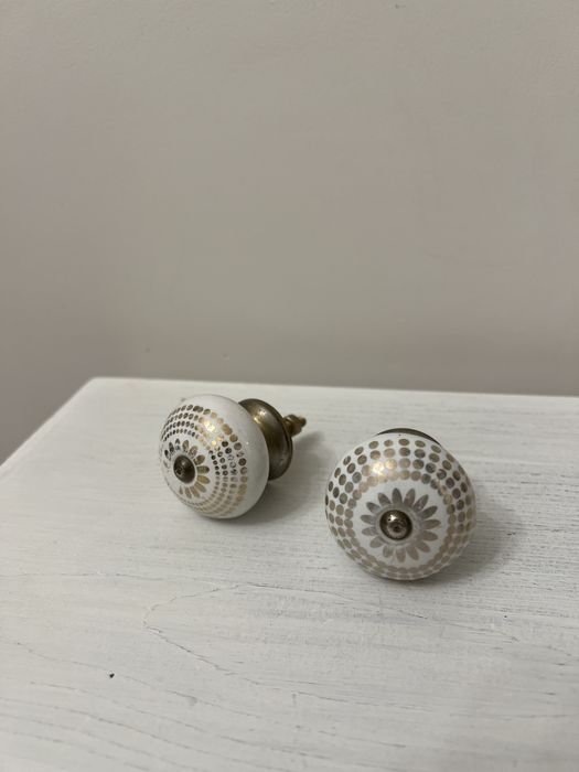 Uchwyty meblowe gałki biale ze złotym/srebrnym motywem