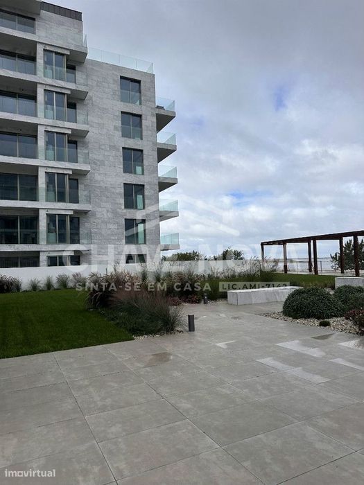 Arrendamento de Apartamento T2 Novo com Vista Deslumbrante para o R...