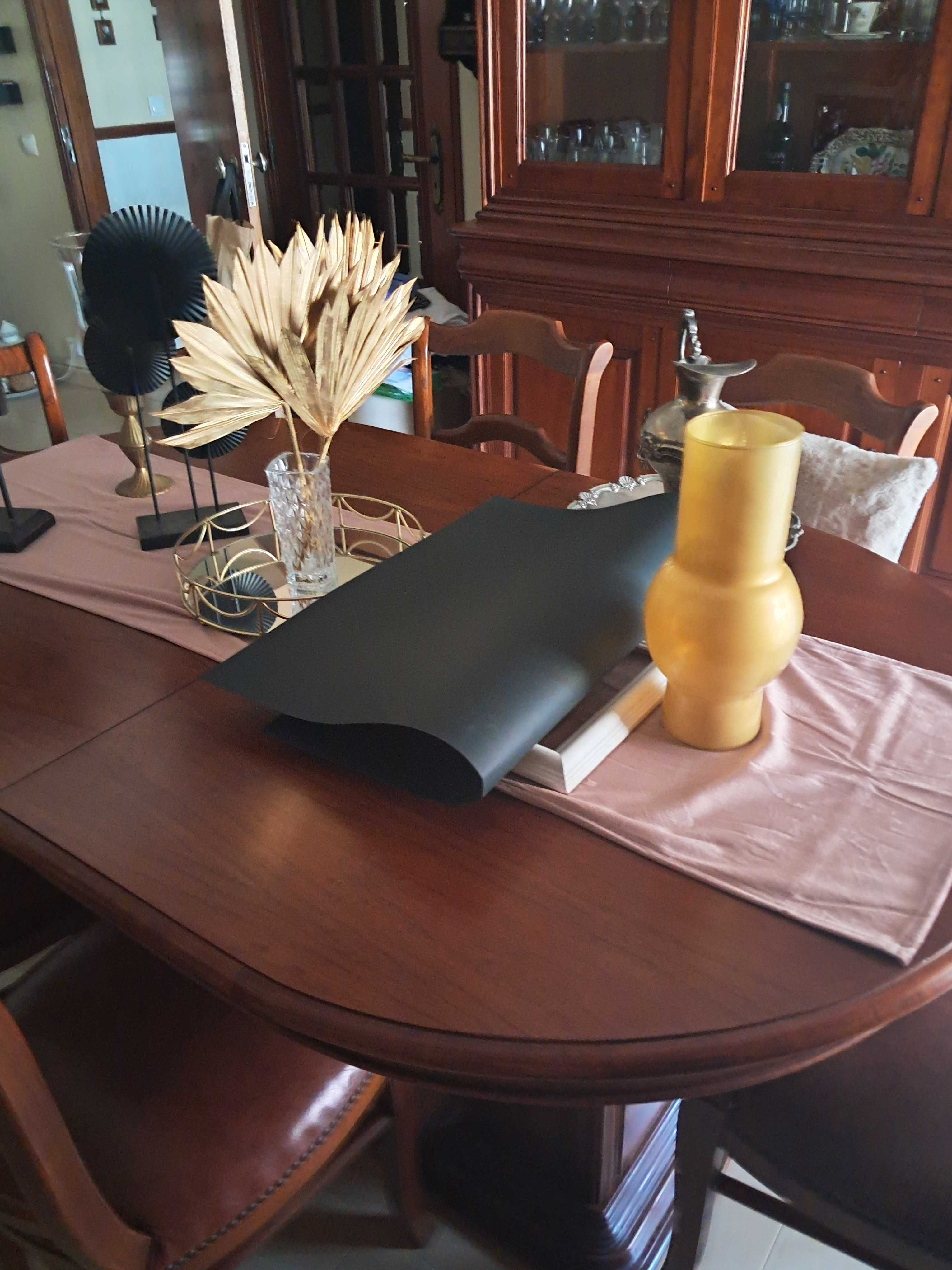 Venda de mobília de sala em cerejeira armario,mesa,cadeiras.
