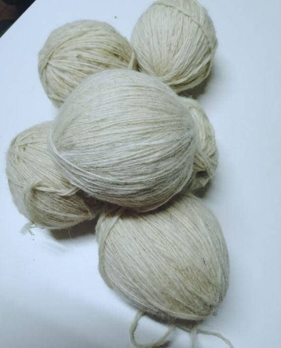 Novelos de lã fiada de forma artesanal