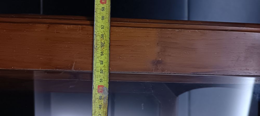 Mesa de sala de madeira e vidro usada.
Com marca de uso, mas em estado