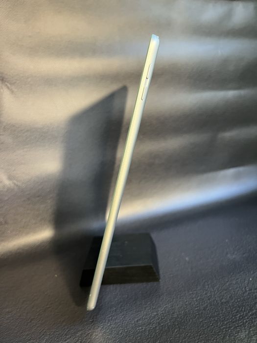 Ipad 9.7 128GB Silver в подарунок захисне скло