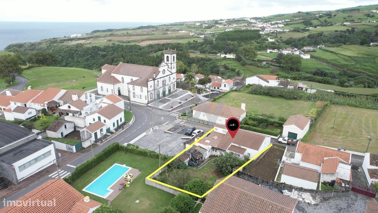 Moradia Isolada V3+2, com garagem e quintal, com estacionamento ao lad