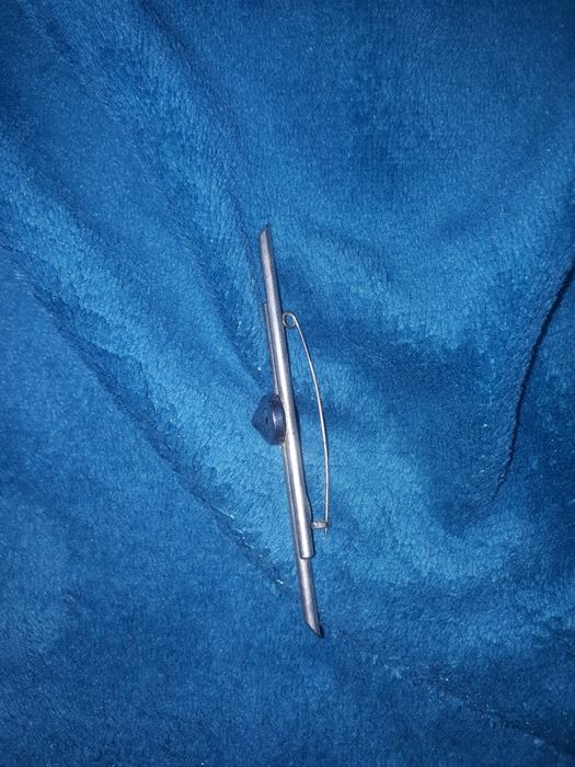 Broszka długa, w kolorze srebrnym