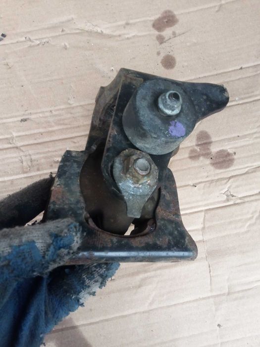 toyota AURIS I 06-09  poduszka  przednia łapa skrzyni 1,4 d-4d 90 km