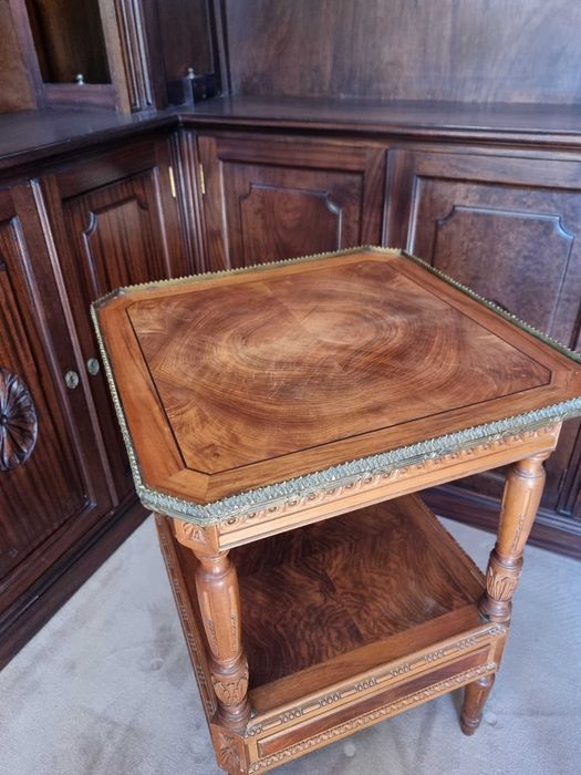 Mesa de Apoio Clássica em Madeira – Entalhada e com Gaveta