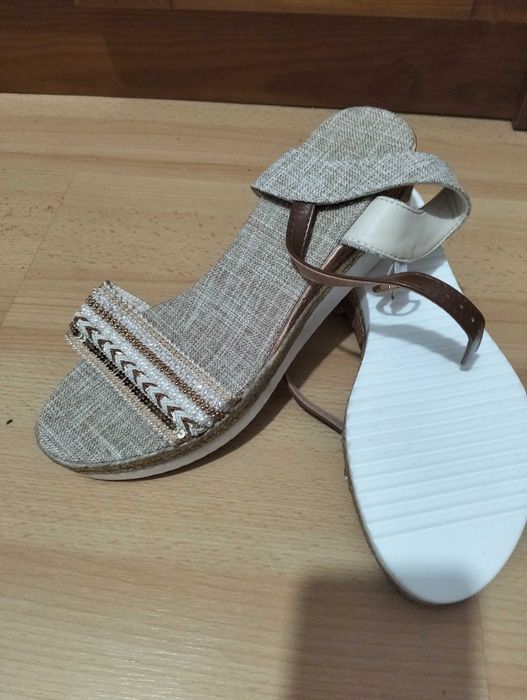 Sandálias novas lindas