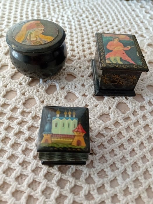 Pequenas caixas em charão.