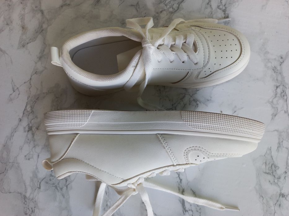 Білі кеди (кросівки)