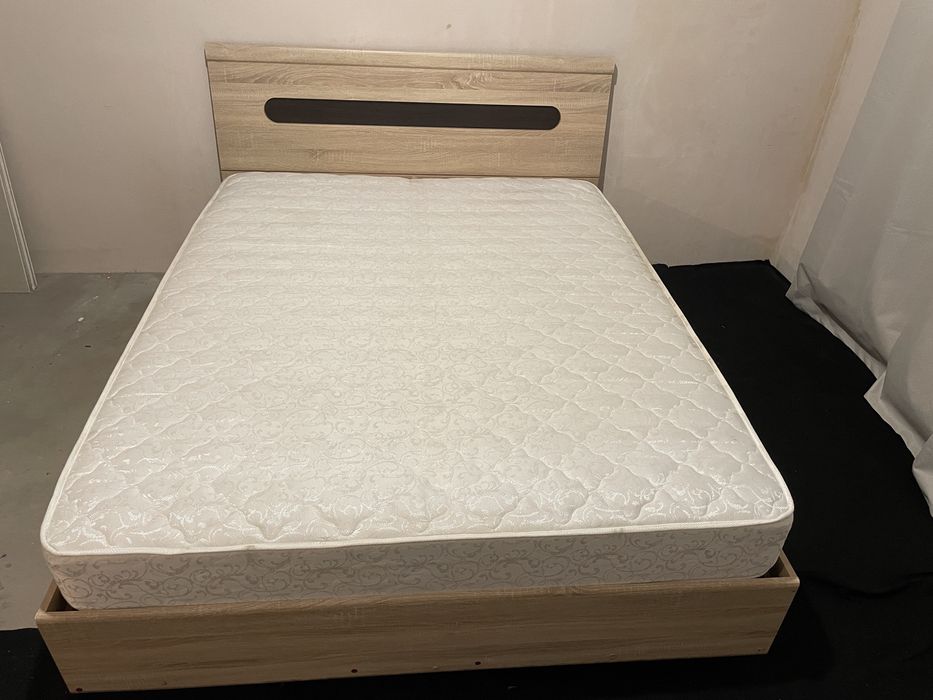 Продам двоспальне ліжко з матрацом