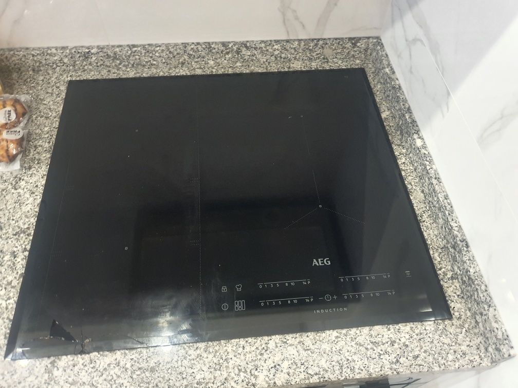 Placa de indução da AEG partida mas a funcionar