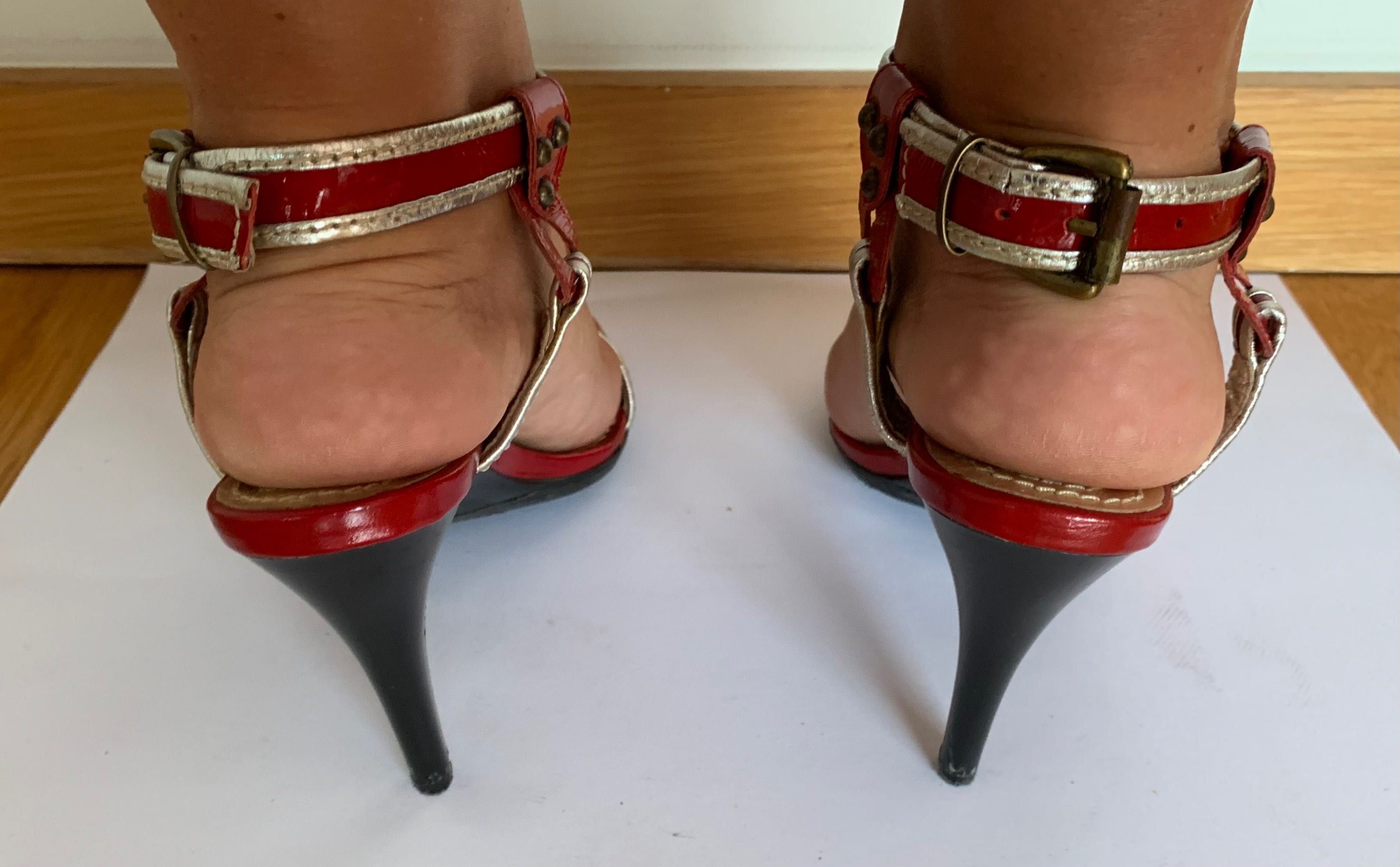 Sandália de salto alto vermelha e prateada CaféNoir
