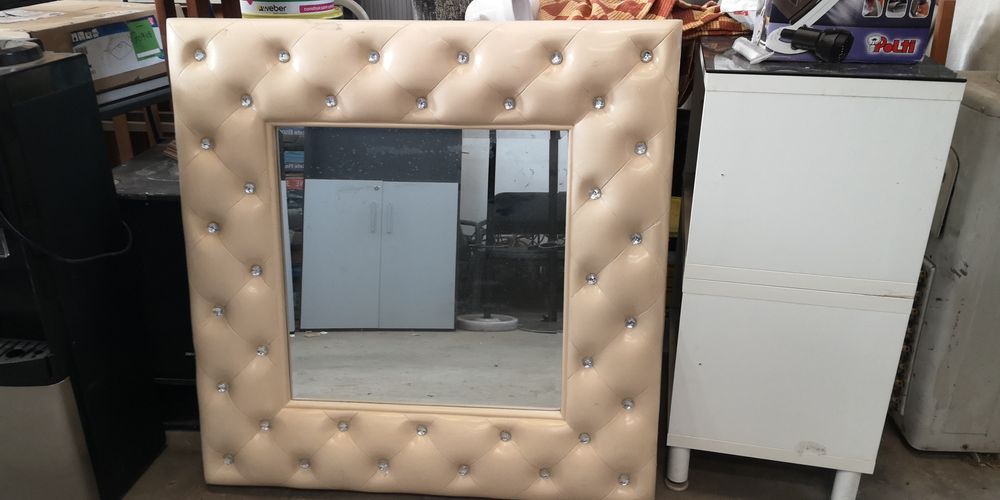 Espelho branco com brilhantes