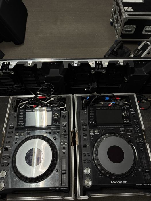 2 CDJ 2000 nexus pioneer