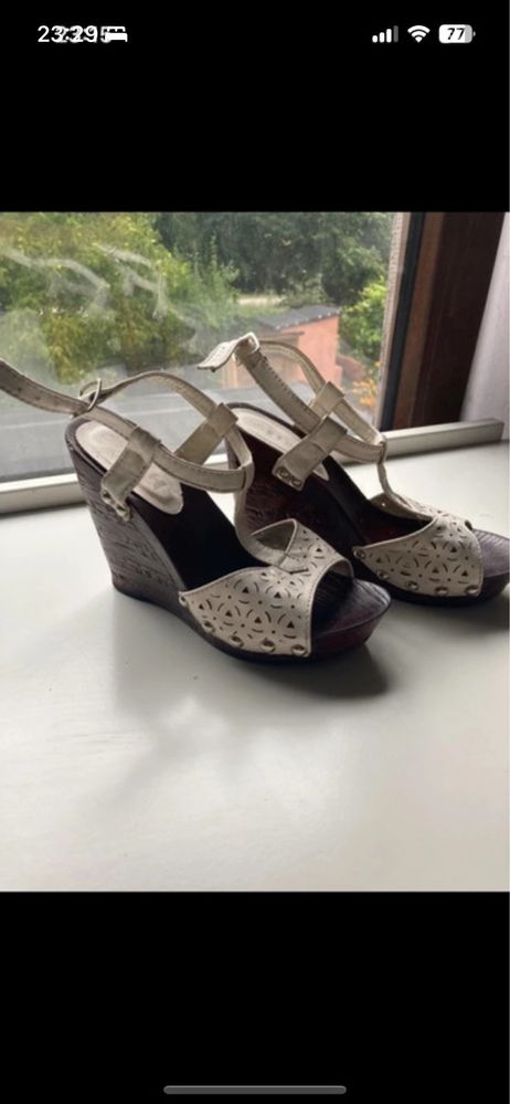 buty na koturnie